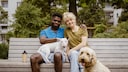 Pärchen mit zwei Hunden, ein Bullterrier, ein Golden Doodle