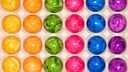 Bunte Eier in einer Pappschachtel
