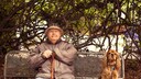 Älterer Mann und Cocker Spaniel auf Parkbank