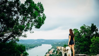Eine junge Frau und ihr Hund unterwegs in Rheinland-Pfalz