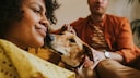 Frau hat positive Mensch-Hund-Beziehung