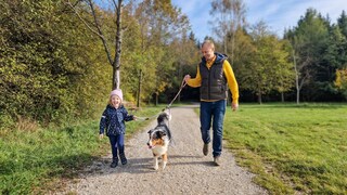 Gründer Christoph Graf und seine Nichte demonstrieren die Zauberleine zusammen mit Hund „Captain“