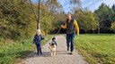 Gründer Christoph Graf und seine Nichte demonstrieren die Zauberleine zusammen mit Hund „Captain“