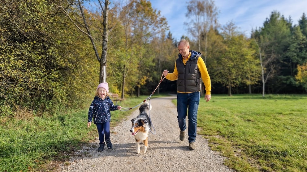 Gründer Christoph Graf und seine Nichte demonstrieren die Zauberleine zusammen mit Hund „Captain“