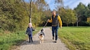 Gründer Christoph Graf und seine Nichte demonstrieren die Zauberleine zusammen mit Hund „Captain“