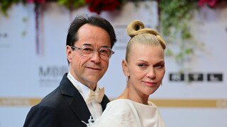 Jan Josef Liefers und seine Frau Anna Loos posieren auf einem roten Teppich