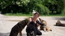 Hundetrainerin Sarah Fink mit Stra&szlig;enhunden in Rum&auml;nien