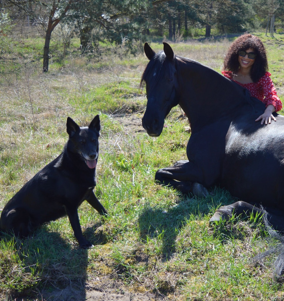 Aysha Joy Samuel verbringt viel Zeit mit ihrem Hund und Pferd Capi