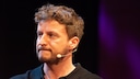 Tommi Schmitt schaut zur linken Seite