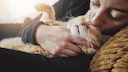 Halterin riecht Katzenfell beim Kuscheln