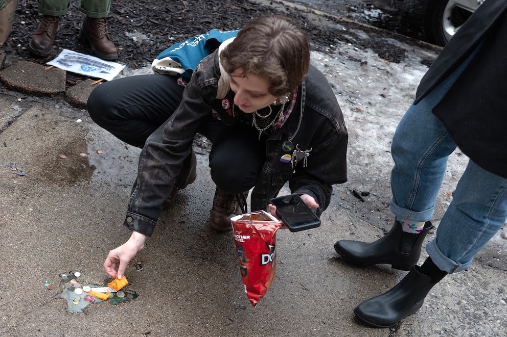 Frau f&uuml;ttert das &bdquo;Chicago Rat Hole&ldquo; mit Chips