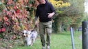 Hundetrainer Andr&eacute; Vogt mit R&uuml;de Elvis beim Training