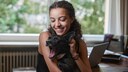 Jugendliche kuschelt mit Hund