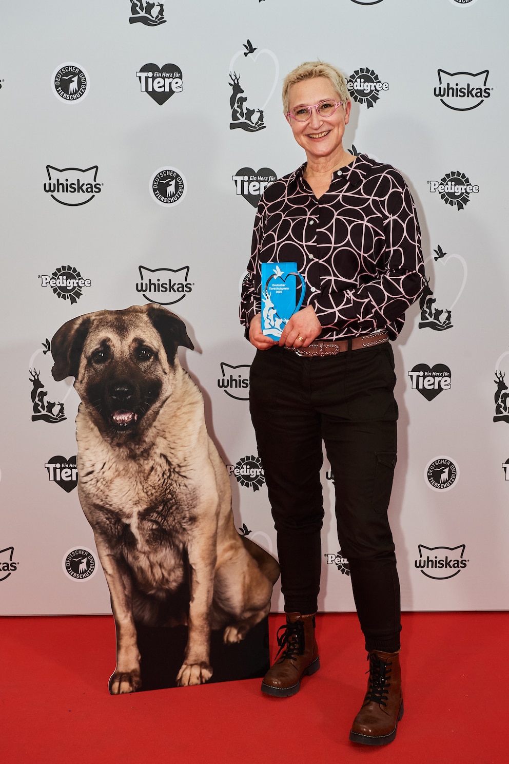 Mirjam Cordt erhielt den Deutschen Tierschutzpreis 2025. Die Gr&uuml;nderin von &bdquo;Hilfe f&uuml;r Herdenschutzhunde&ldquo; wurde f&uuml;r ihr jahrzehntelanges Engagement f&uuml;r alte, kranke und traumatisierte Herdenschutzhunde ausgezeichnet.