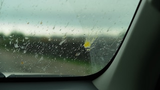 Windschutzscheibe vom Auto mit gelben Flecken