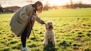 Hundehalterin mit Hund auf wiede , Hund sitzt sie streichelt