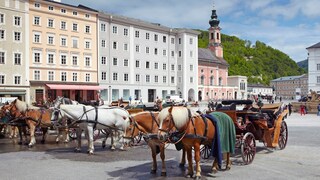 Pferdekutschen auf dem Residenzplatz in Salzburg Aldstadt