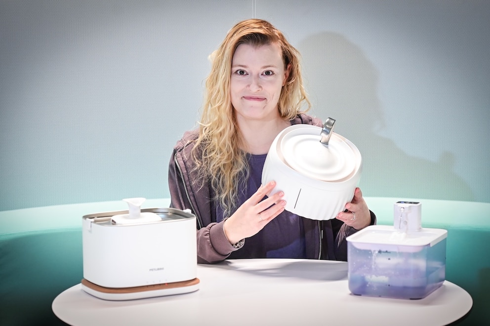 Louisa Stoeffler mit den drei getesteten Trinkbrunnen