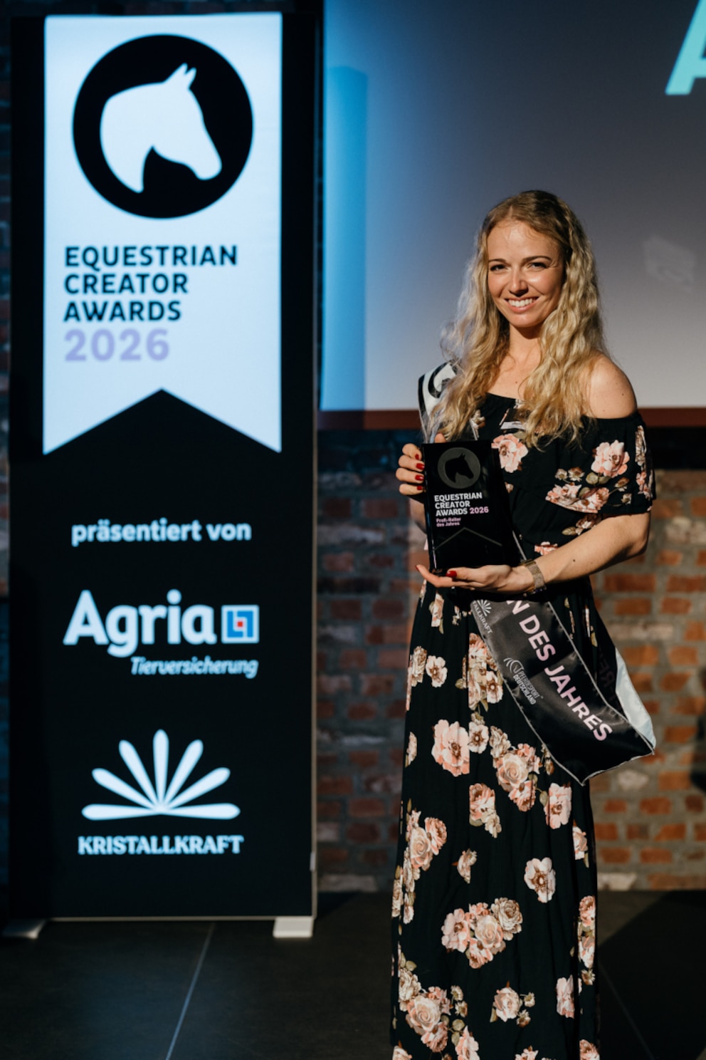 F&uuml;r ihren Account @momo.equestrian wird Michelle als &bdquo;Profi-Reiterin des Jahres&ldquo; geehrt.