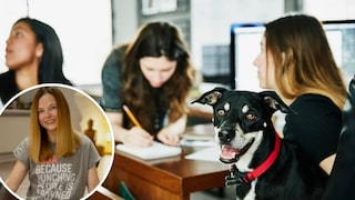 Schülerinnen mit einem Hund im Klassenraum.