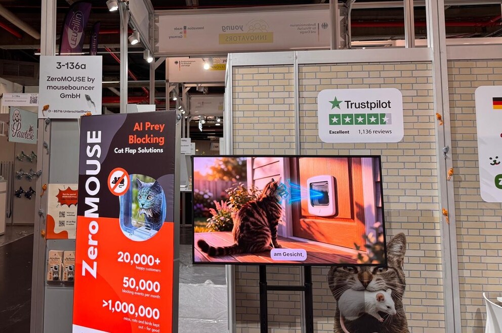 The AI cat flap from ZeroMOUSE™ detects, according to the manufacturer, whether a cat wants to bring prey into the house–and automatically blocks the entrance
