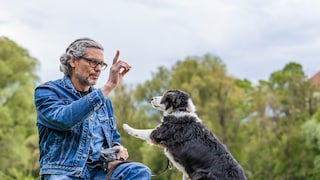 Ein Mann trainiert seinen Hund