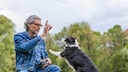 Ein Mann trainiert seinen Hund