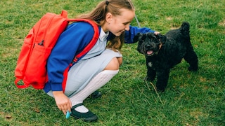 Schulkind mit Hund