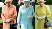 Die Queen in verschiedenen Outfits