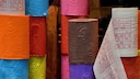 Buntes Klopapier aufgestapelt