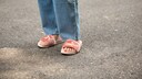 Bequem, flach – und hässlich. Diesen Sommer tragen stylische Frauen die gute, alte Badelatsche, aufgepimpt in Zuckerwatte-Farben und mit Deko-Firlefanz, wie Fake-Fur.