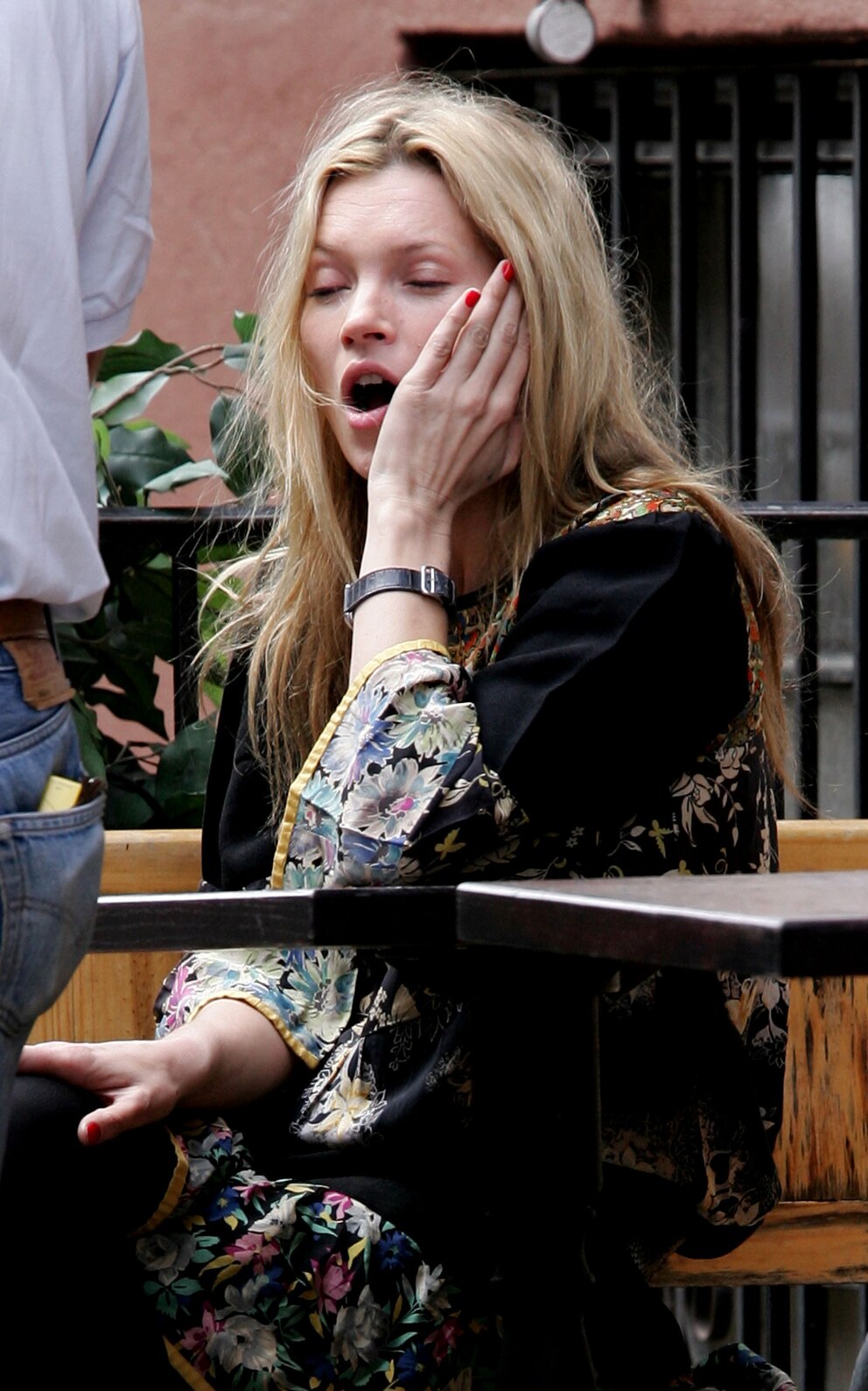 Ertappt! Supermodel Kate Moss gähnend in New York
