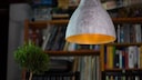 Bloggerin Wendy hat aus einer bereits bestehenden Form eine Betonlampe für ihr Wohnzimmer kreiert