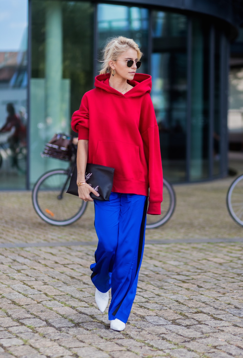  Influencerin Caro Daur greift h&auml;ufig auf die Trendfarbe Rot zur&uuml;ck und sieht jedes Mal gro&szlig;artig aus.