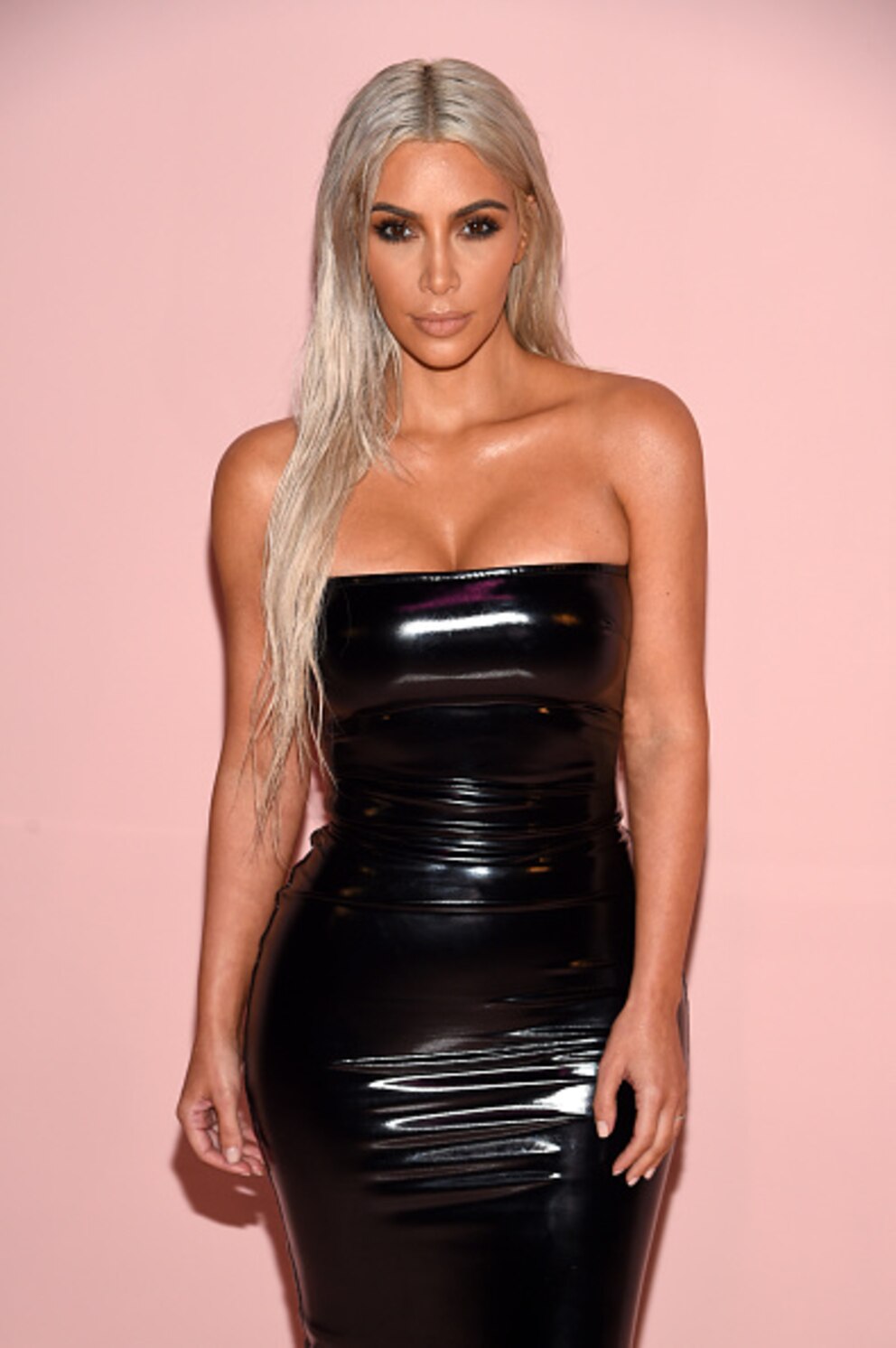 Kim Kardashian posierte mit ergrauten Haaren bei der New York Fashion Week am 6. September 2017