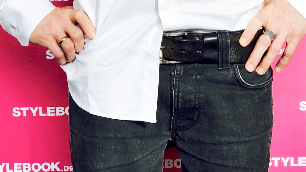 Mann mit Hemd in der Hose