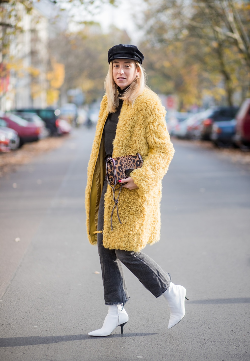 Street Style Frau weiße Schuhe