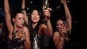 Drei Frauen feiern Party