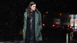 Mann in Winterjacke