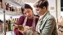 Zwei Frauen im Geschäft