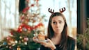 Frau Weihnachten isst Dessert