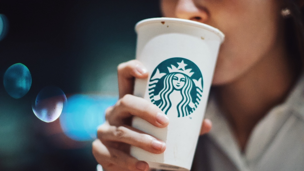 Frau mit Kaffeebecher