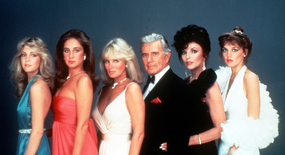 v.l.n.r.: Heather Locklear, Pamela Bellwood, Linda Evans, John Forsythe, Joan Collins, Pamela Sue Martin