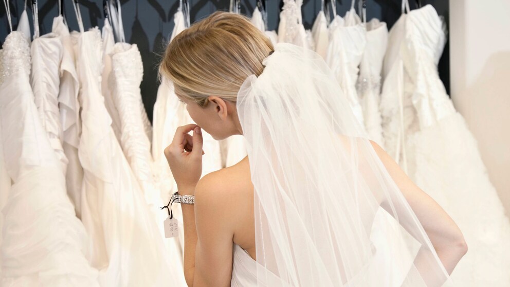 Frau sucht Brautkleider aus
