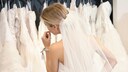 Frau sucht Brautkleider aus