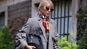 Frau mit Longblazer