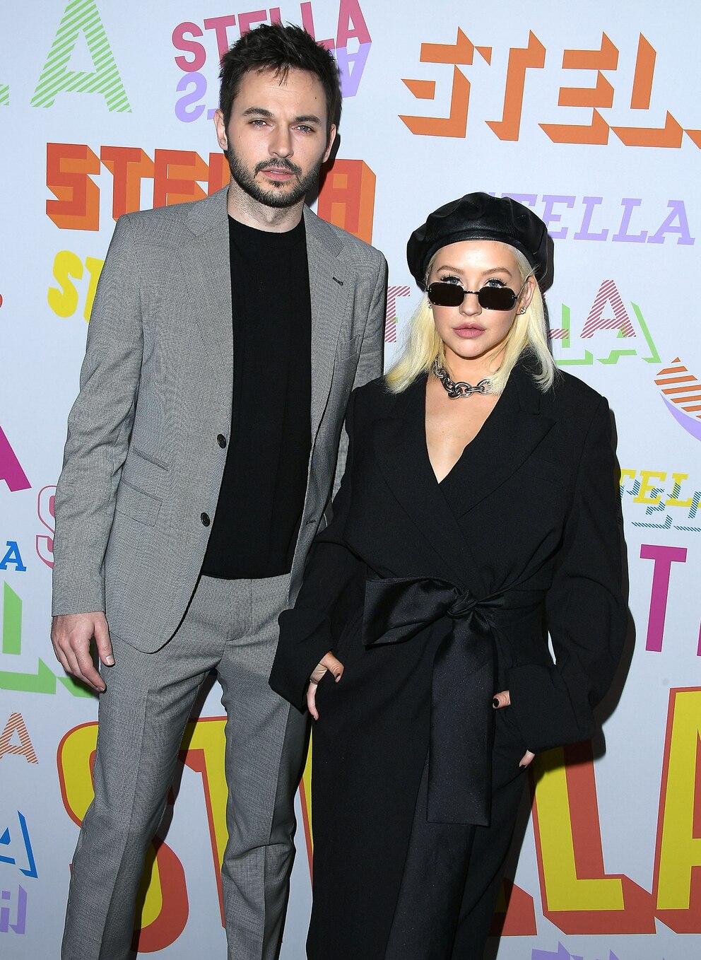  Christina Aguilera kam in Begleitung ihres Verlobten Matthew Rutler. Ob sie mit dem reduzierten Outfit unauff&auml;llig wirken oder ihre neuen Lippen nur besser zur Geltung bringen wollte?