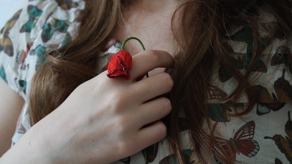 Frau mit Rose in der Hand
