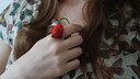 Frau mit Rose in der Hand