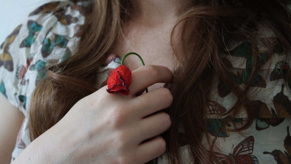 Frau mit Rose in der Hand